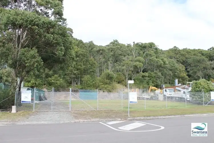 23 Strathmore Rd, Caves Beach NSW 2281