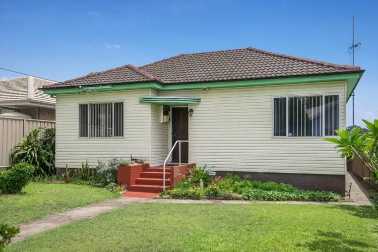 33 Park Rd, Woy Woy NSW 2256