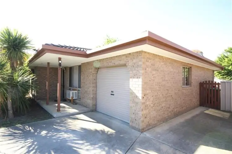 2/7 Glendaloch Ct, Lavington NSW 2641