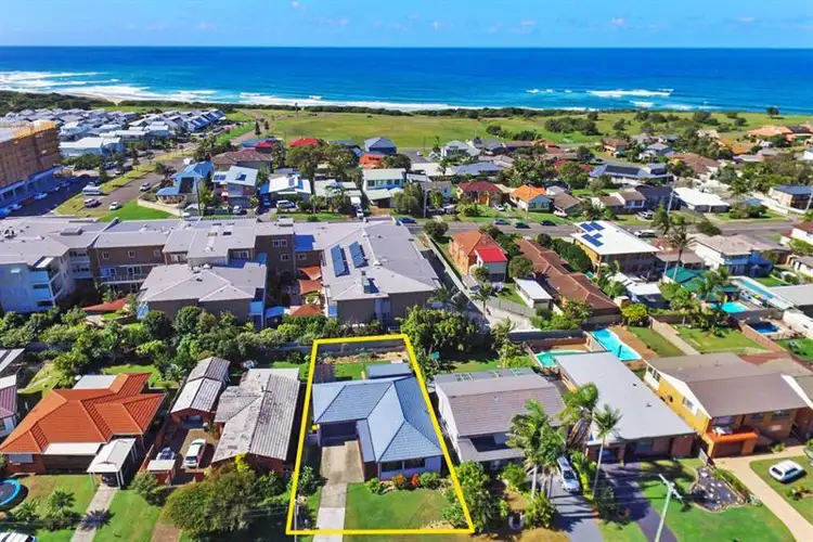 19 Macquarie Gr, Caves Beach NSW 2281