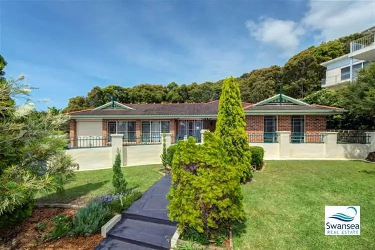 3 Sea Eagle Cres, Caves Beach NSW 2281