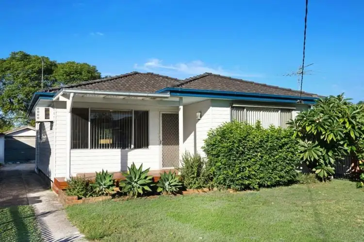 18 MacKenzie Ave, Woy Woy NSW 2256