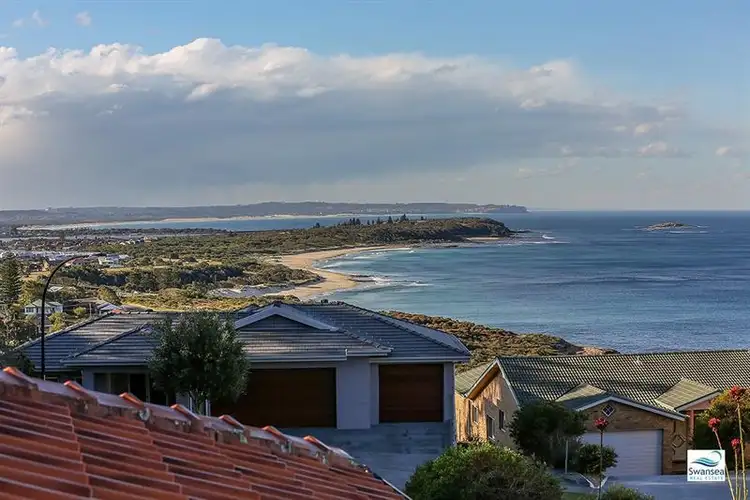 17 Sea Eagle Cres, Caves Beach NSW 2281