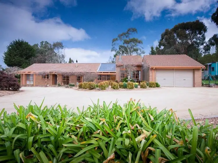 2 Bowkett Close, Romsey VIC 3434