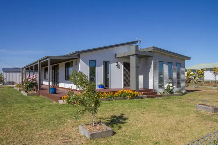 9 Centre Road, Seaspray VIC 3851