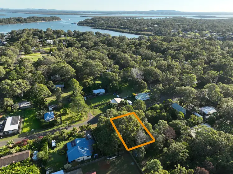 11 Halcyon Street, Lamb Island QLD 4184