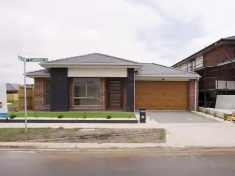 33 Clamoroso Drive, Clyde North VIC 3978