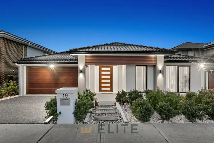 19 Beacon Drive, Cranbourne North VIC 3977