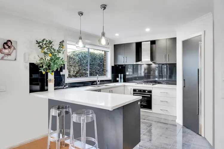 Fifth view of Homely unit listing, 2/8 Kassan Gardens, Endeavour Hills VIC 3802