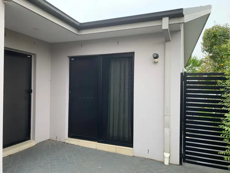 9A Paul Crescent