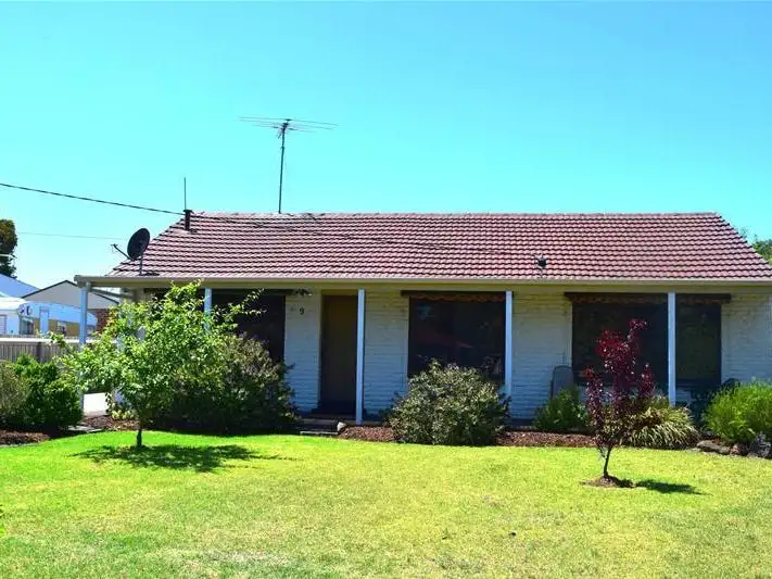 9 Corvi Crt, Lara VIC 3212