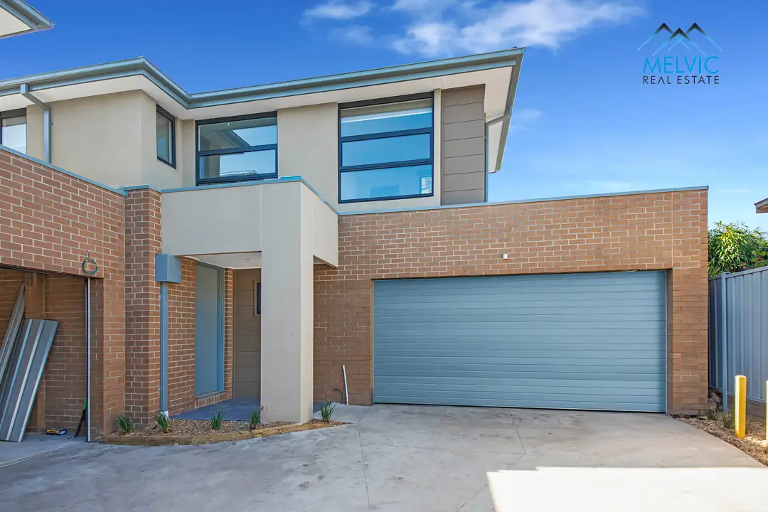 Main view of Homely townhouse listing, 2/4 Nadia Court, Endeavour Hills VIC 3802