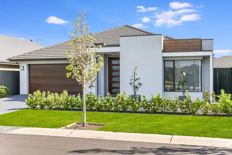 8 Helsham Street, Catherine Field NSW 2557