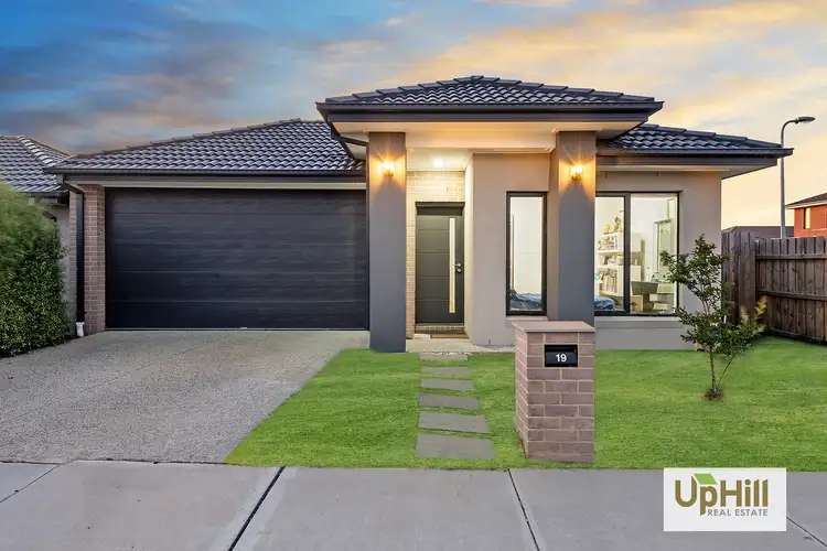 19 Merlot Way, Clyde North VIC 3978