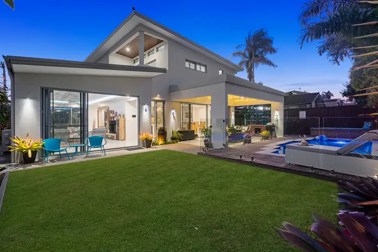 5 Robin Avenue, Paradise Point QLD 4216