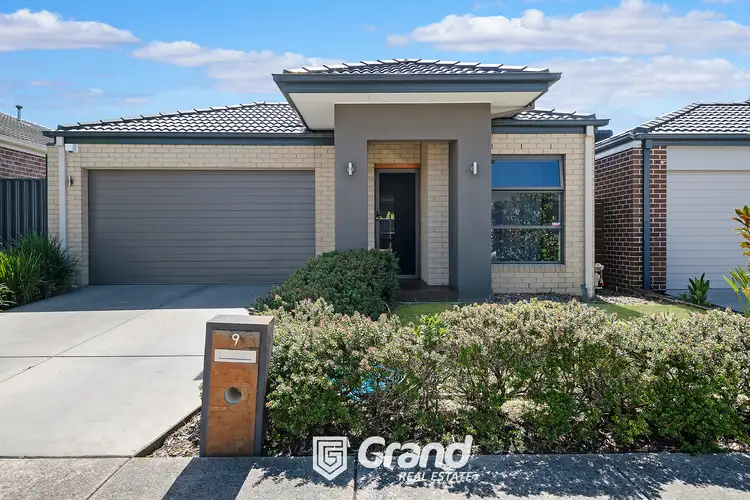 9 Brightstone Drive, Clyde North VIC 3978