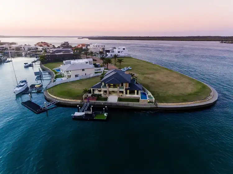 61 Knightsbridge Parade East, Sovereign Islands QLD 4216
