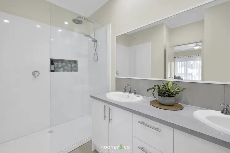 Fifth view of Homely house listing, 8 Lochgreen View, Cranbourne VIC 3977