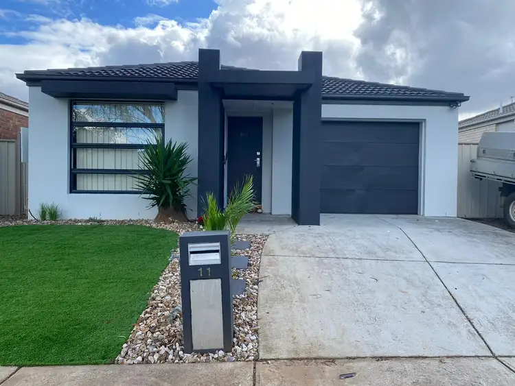 11 Clare Street, Brookfield VIC 3338
