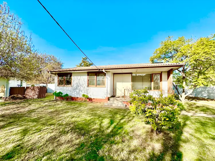 8 Robertson Crescent