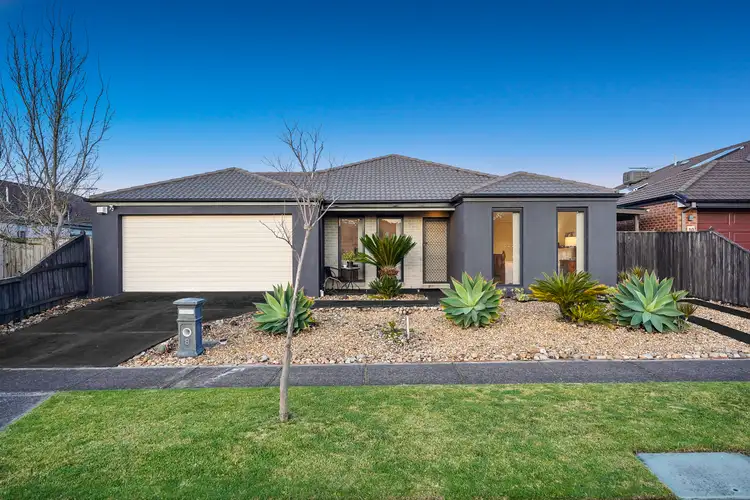 8 Westmoreland Avenue, Cranbourne North VIC 3977