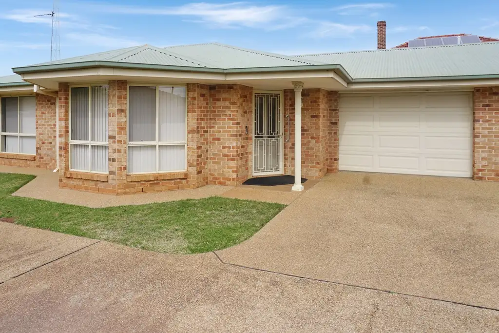 Main view of Homely villa listing, 2/115 Operator Street, West Wyalong NSW 2671