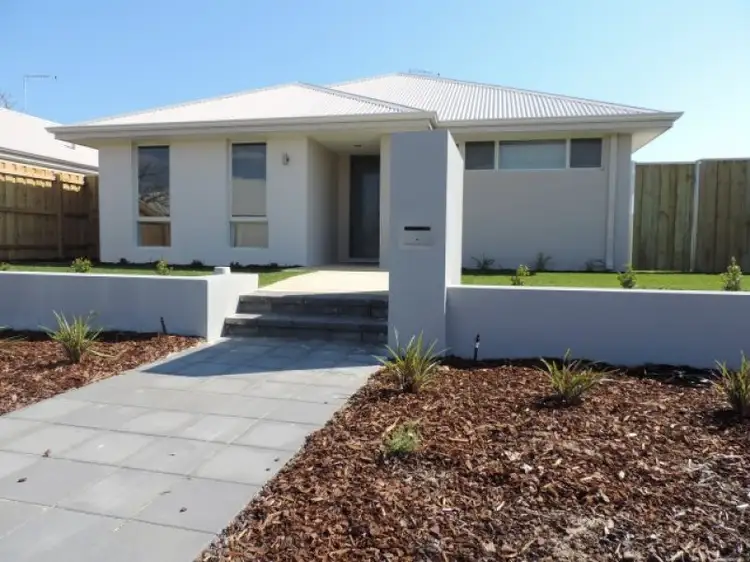 302 Peelwood Parade, Halls Head WA 6210