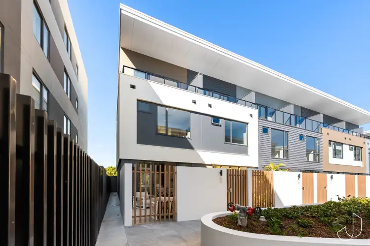 5611 Harbourview Drive