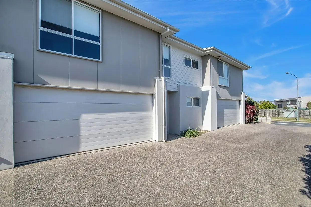 Main view of Homely townhouse listing, 2/33 Makybe Diva Drive, Ooralea QLD 4740