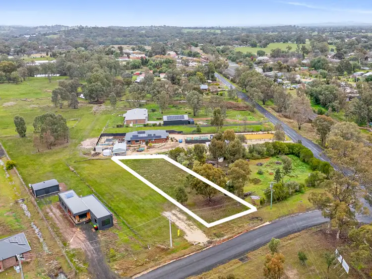 8 VALENTINES LANE, Avenel VIC 3664
