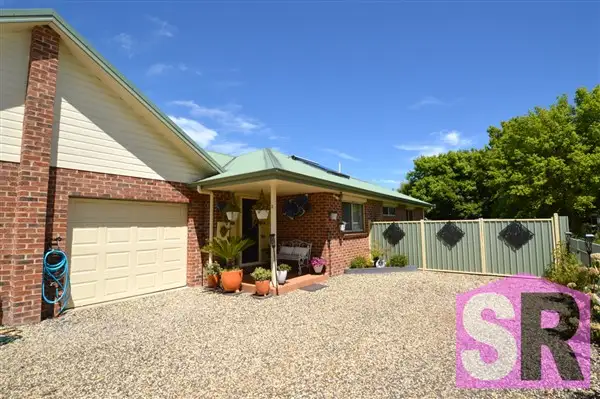 2/10 Nielsen Street, Guyra NSW 2365