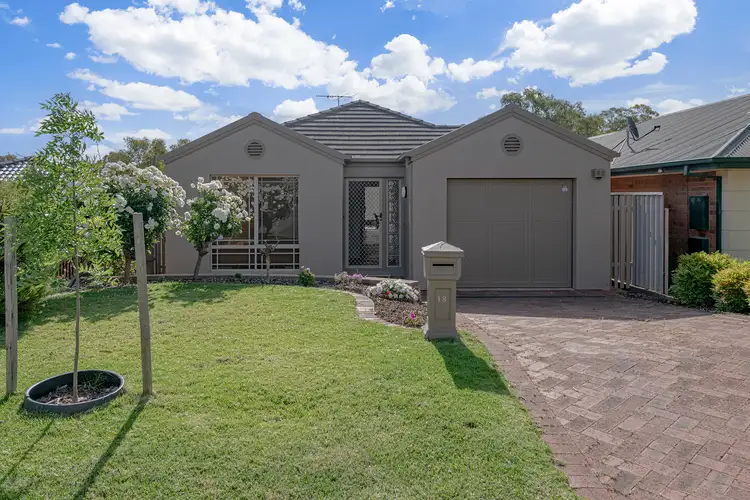 18 Lachlan Street