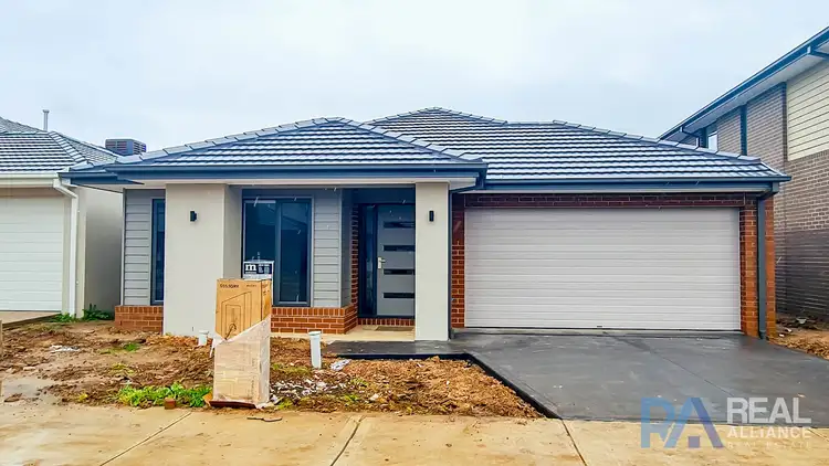 33 Woolly Parade, Clyde North VIC 3978