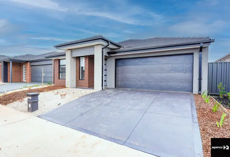 8 Farrington Avenue, Melton South VIC 3338