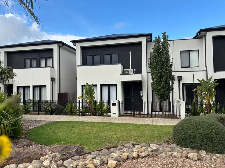 5 Fawkner Walk, Clyde North VIC 3978