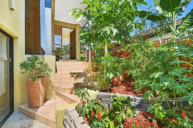 2/20 Harley Street, Labrador QLD 4215