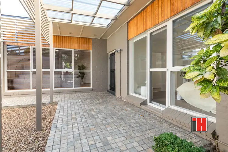 96 Mahoneys Road, Forest Hill VIC 3131