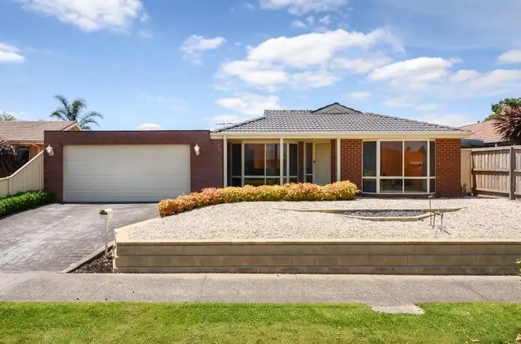 28 Lansell Drive, Cranbourne North VIC 3977