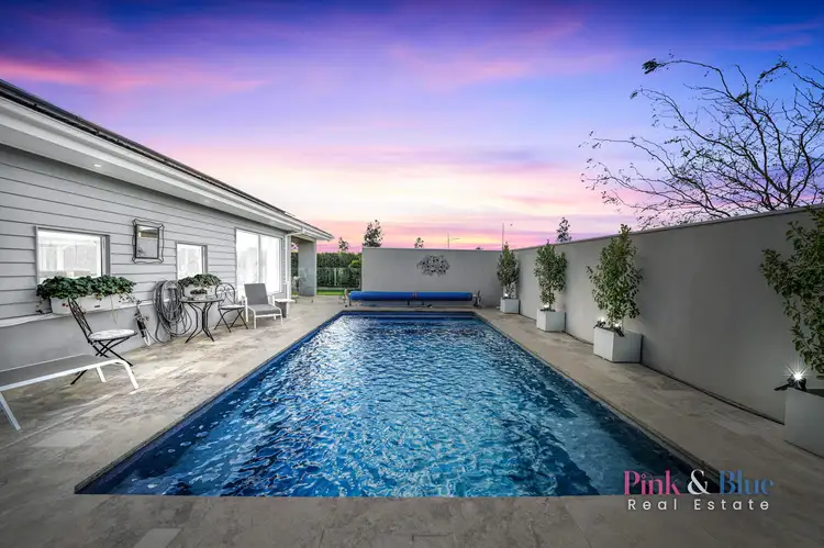 21 meadowbank grove, Rockbank VIC 3335