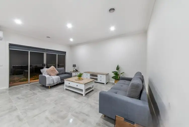 60 Walhallow Drive, Clyde North VIC 3978