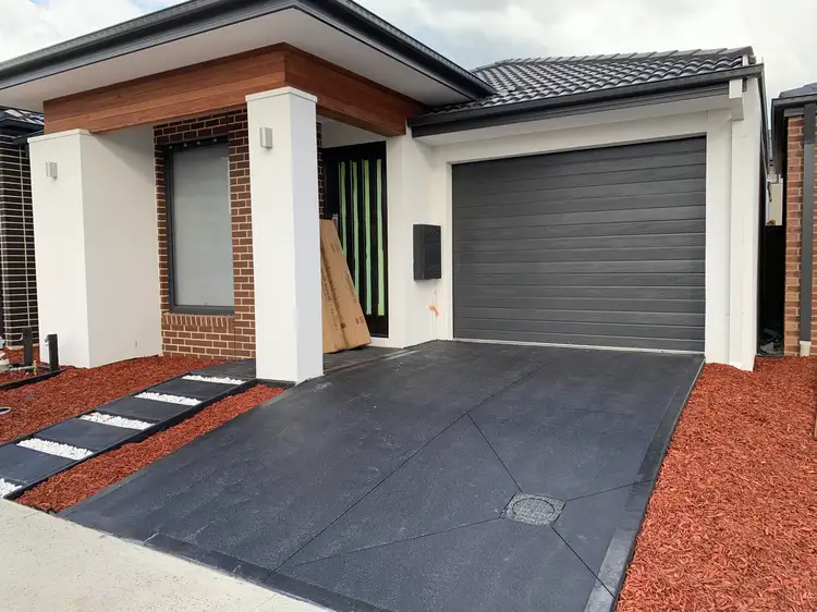 8 Greenfinch Drive, Clyde North VIC 3978