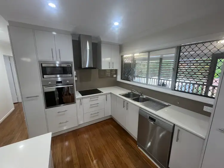 208 BROADWATER ROAD, Mansfield QLD 4122