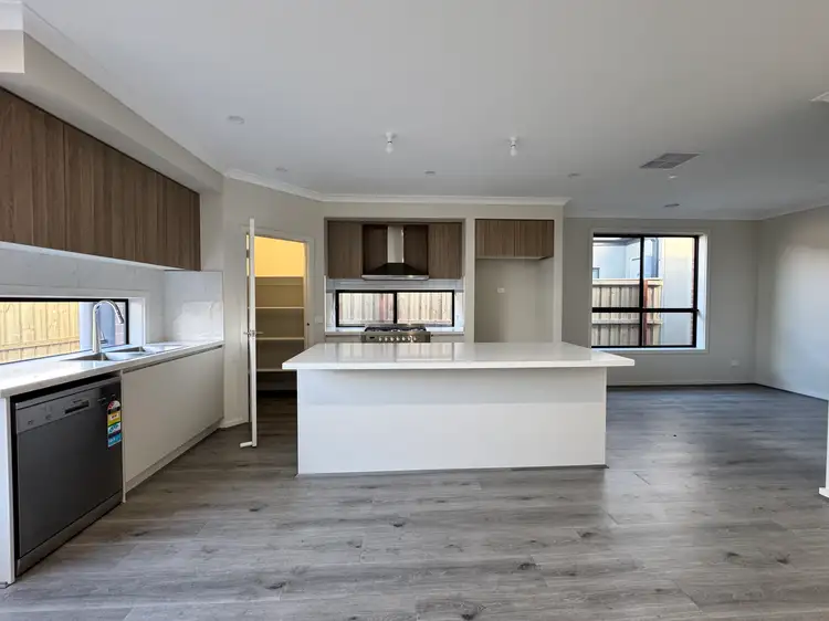 5 Uttar Way, Rockbank VIC 3335