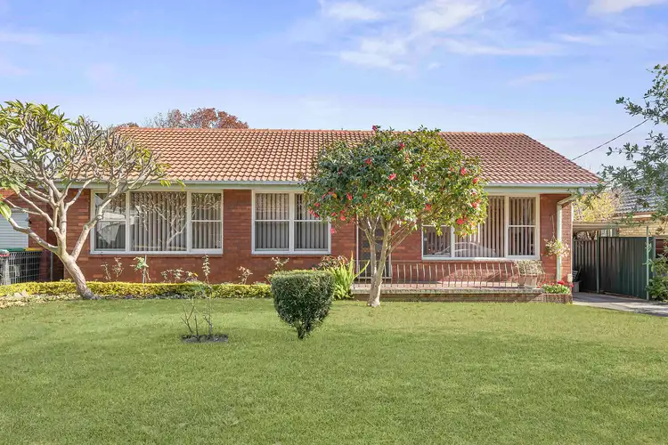6 Bradley Crescent