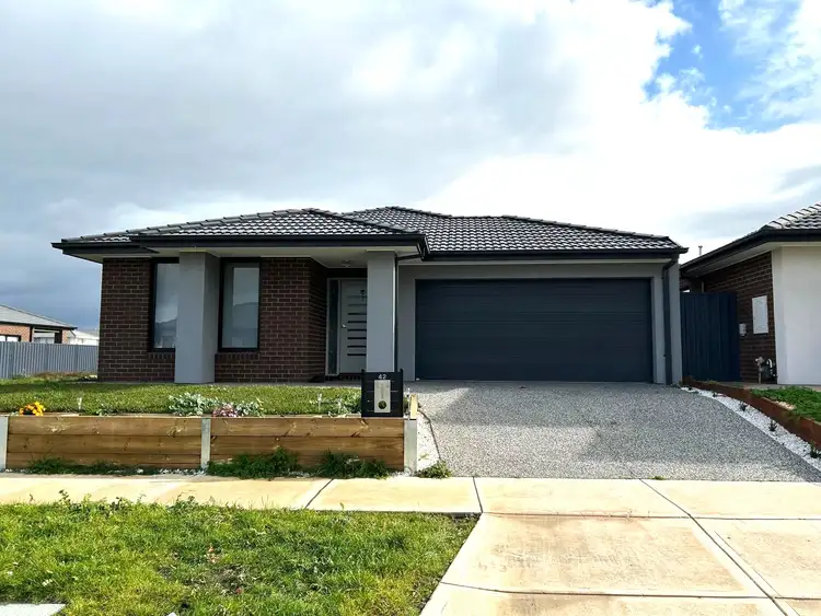 42 Shearjoy Loop, Clyde North VIC 3978