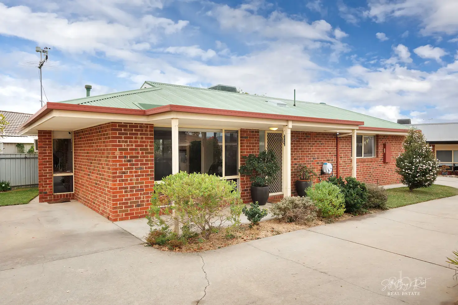 Main view of Homely townhouse listing, 1/6 WHITEHALL COURT, Wodonga VIC 3690