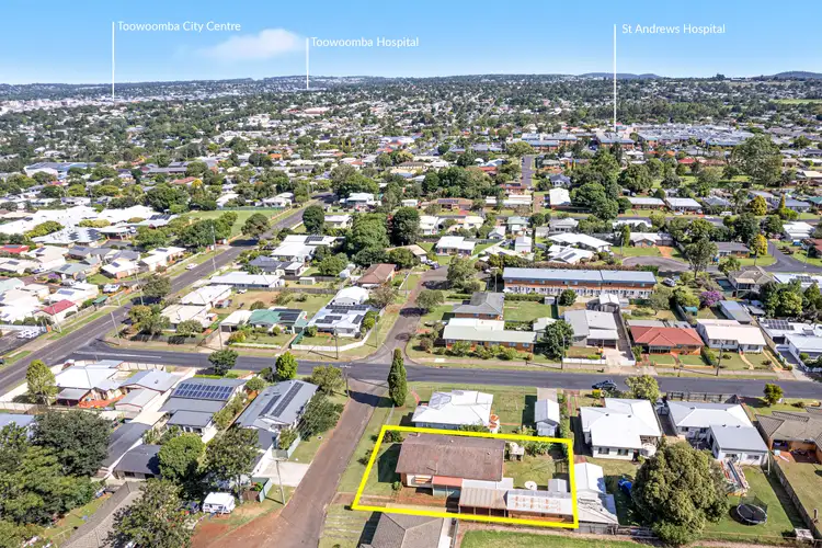 3 Whitefriars Street, Rockville QLD 4350