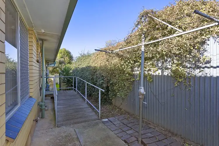 Fifth view of Homely apartment listing, 2/5 Bell Court, Wodonga VIC 3690