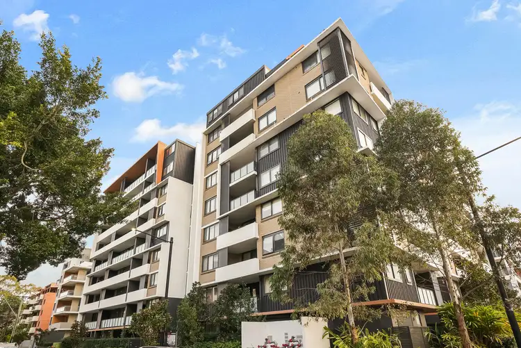1 Bathurst Street