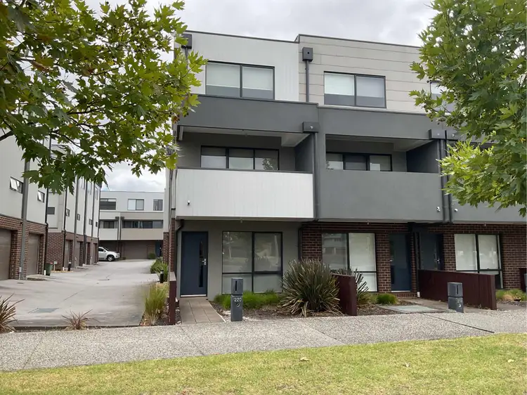 220 Henry Road, Pakenham VIC 3810